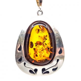 Z0016 C 330x330 - natural amber heart -pendants